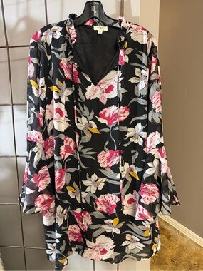 UMgee Black Floral V-Neck Tunic with Pink & White Flowers